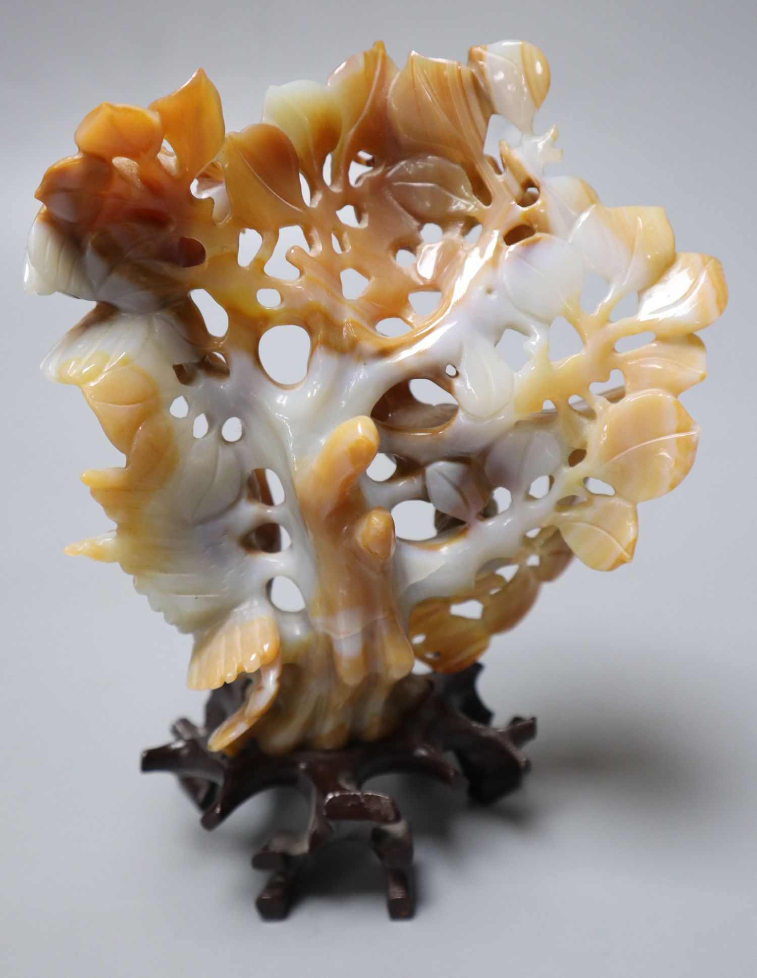 A Chinese agate model of a tree and birds, 19cm high